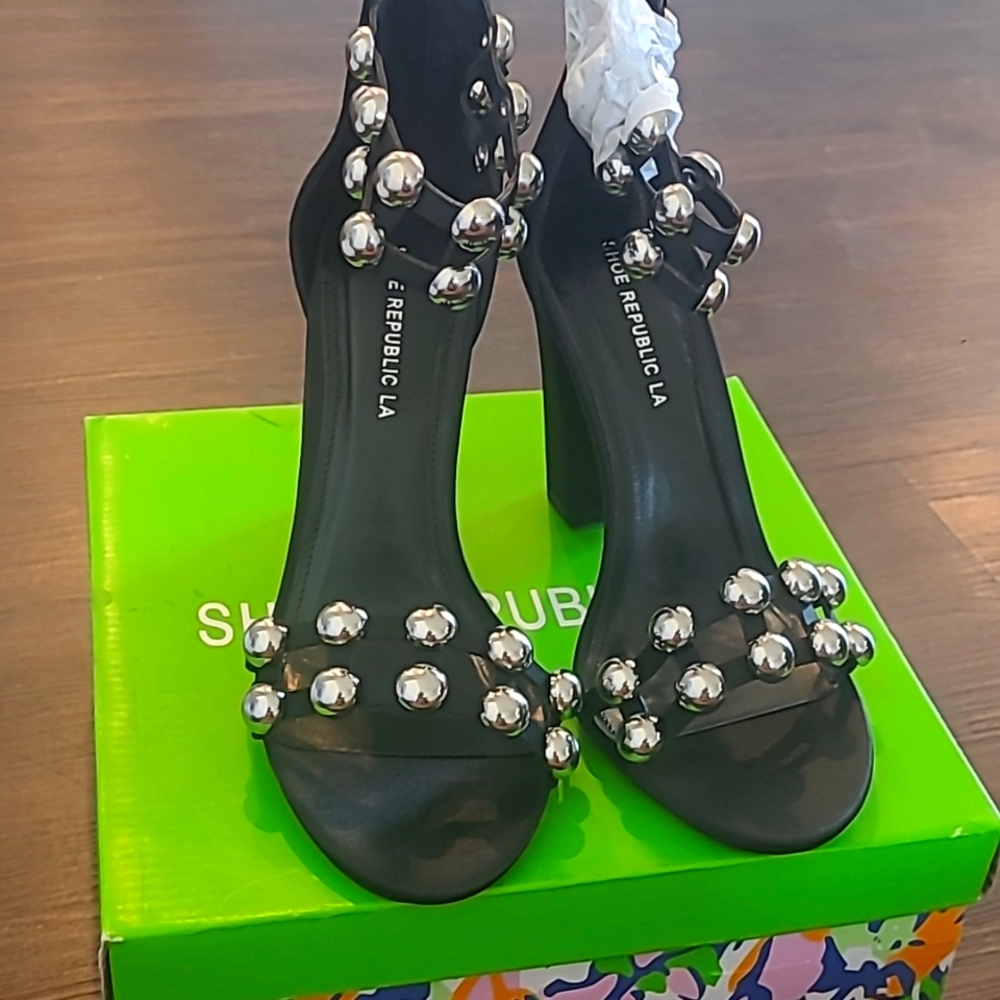 Black pomp opened toe high heels